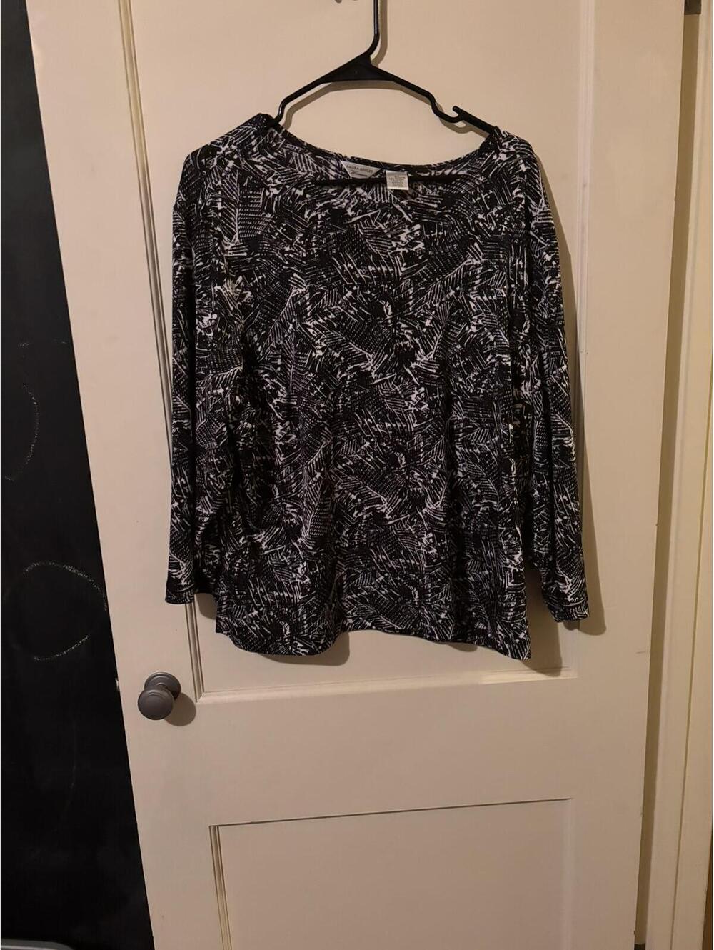Laura Ashley Woman Black and White Abstract Print Long Sleeve Top 2X